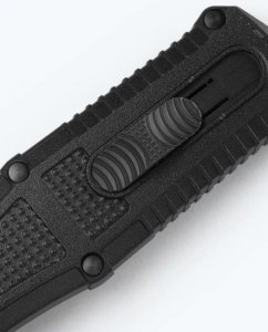 This 8.9" dagger spear point knife with 3.89" blade features double-action out-the-front automatic from side fire release button for quick opening and is ambidextrous for right or left handed use.